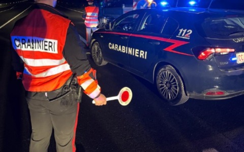 Dipendente ferita a Bologna da un’asta caduta in negozio