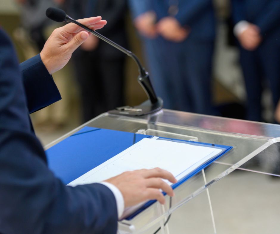Marcasciano rinuncia al viaggio negli Usa dopo le liste antifasciste