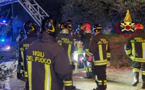 Pompieri aggrediti durante l’intervento nell’ex caserma