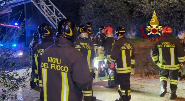 Pompieri aggrediti durante l’intervento nell’ex caserma