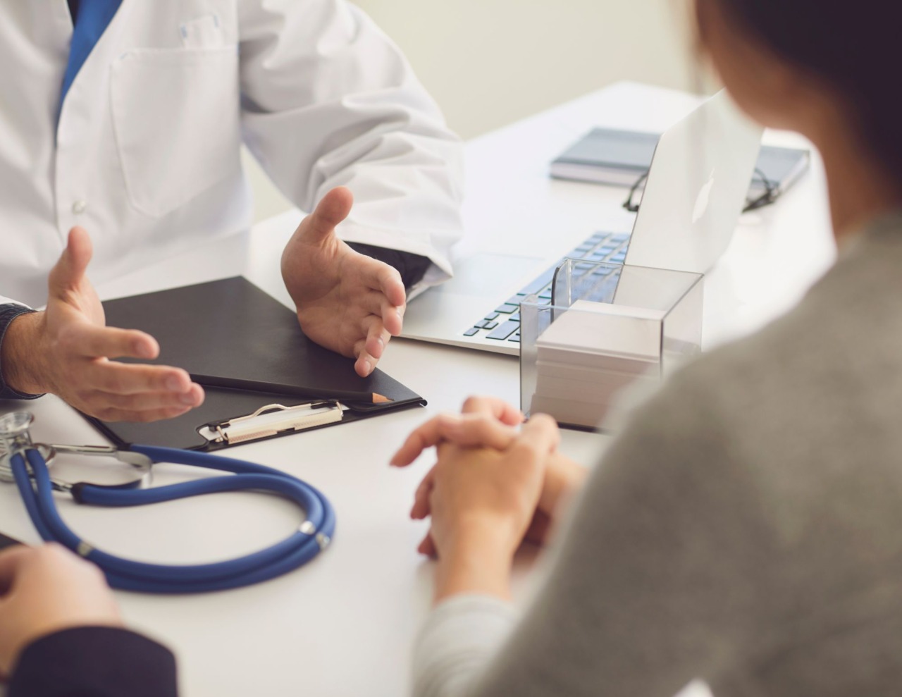Medici perquisiti a Bologna, scontro politico sui certificati per i Cpr