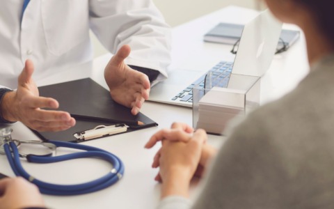 Medici perquisiti a Bologna, scontro politico sui certificati per i Cpr