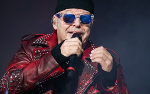 Vasco Rossi operato alla schiena a Bologna: sta bene
